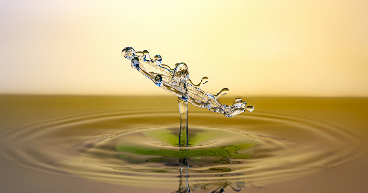 Kropla wody w trybie "slow motion" przypomina fantazyjną koronę, która unosi się nad powierzchnią wody /123RF/PICSEL