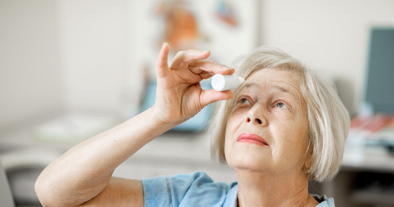 Krople ze świetlikiem lekarskim są stosowane w zapaleniu spojówek, zespole suchego oka czy na przekrwienie oczu /123RF/PICSEL