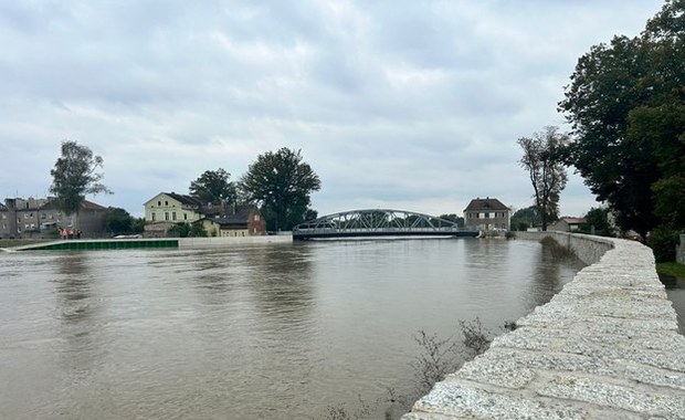 Krosno Odrzańskie odpiera wielką falę. Domy zabezpieczone workami i folią