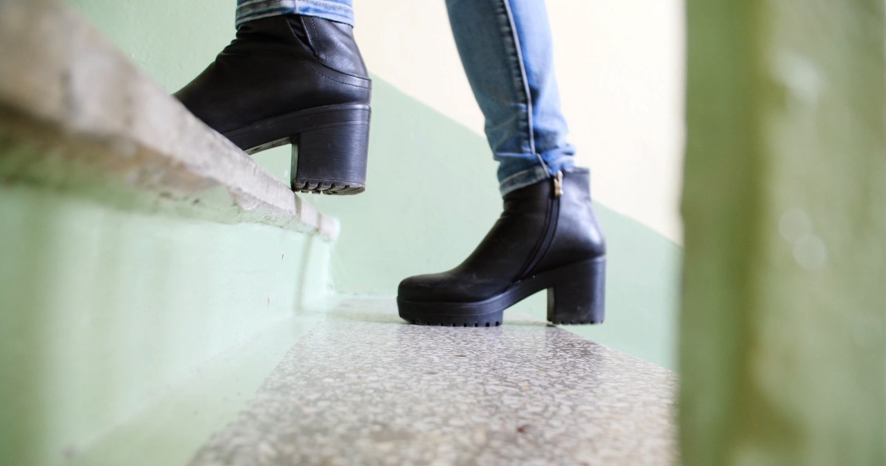 Krótkie botki, które nie zakrywają końcówki nogawki, to kolejny detal, który skraca nogi. /123RF/Picsel, 123RF/Picsel /Pixel