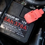 Krótkie trasy wykańczają akumulator 12 V. Wymianę zrobisz sam