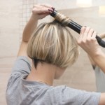 Krótkie włosy stylizuj w ten sposób. Odejmiesz sobie lat 