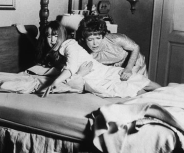 Krótko po udziale w obrazie Bogdanovicha aktorka wystąpiła u boku Jacka Nicholsona w filmie "Król Marvin Gardens" (1973), ale cały świat usłyszał o niej dokładnie rok później za sprawą głównej roli w jednym z najsłynniejszych horrorów w historii kina. Co prawda w Chris MacNeil w słynnym "Egzorcyście" Williama Friedkina miały się początkowo wcielić Jane Fonda, Shirley MacLaine, Anne Bancroft lub Audrey Hepburn (ta ostatnia zgodziła się, ale pod warunkiem, że film kręcony będzie w... Rzymie), ale ostatecznie rolę otrzymała Burstyn.

Ona też miała jeden warunek (chciała, by usunięto jedną z kwestii jej bohaterki - chodziło mianowicie o zdanie "Wierzę w szatana!"), który w odróżnieniu od tego Hepburn spełniono. Gdyby jednak wiedziała, co czeka ją na planie, pewnie nie byłaby aż tak uległa. W trakcie zdjęć Friedkin do tego stopnia chciał, aby aktorzy zachowywali się naturalnie, że strzelał z broni za ich plecami, aby uzyskać jak najprawdziwszy efekt strachu (podobno uderzył również jednego z aktorów w twarz chwilę przed włączeniem kamery). 

Co do Burstyn, to wraz z Lindą Blair związał je i kazał reszcie ekipy na nie wrzeszczeć. Aktorka doznała również niewielkiego urazu kręgosłupa w czasie kręcenia sceny, gdy jej bohaterka jest odrzucana od łóżka swojej córki. Reżyser musiał być jednak zadowolony, bo dzięki temu wydany przez nią krzyk był autentyczny - w końcu spowodowany prawdziwym bólem.