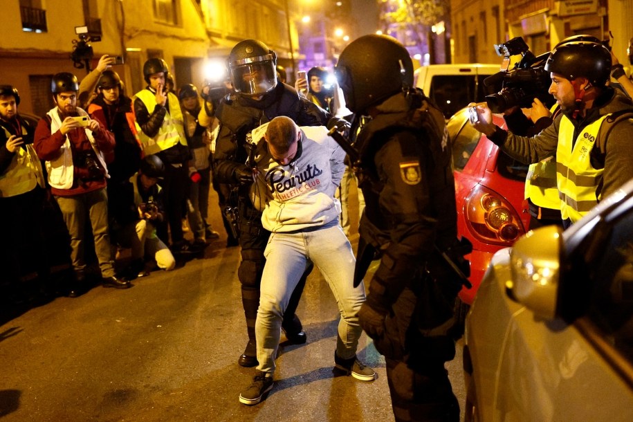 Krótko przed północą oddziały policji szturmowej rozpoczęły akcję przeciwko części manifestujących osób /Rodrigo Jimenez /PAP/EPA
