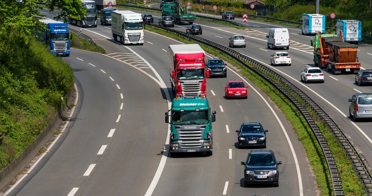 Krótkoterminowymi rozwiązaniami na brak kierowców są np. zwiększanie płac oraz różnych bonusów i premii czy też ruchome godziny pracy /123RF/PICSEL