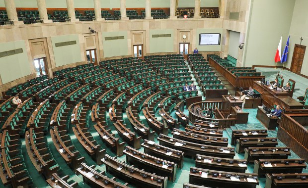 Krótsze wakacje posłów? Posiedzenie Sejmu możliwe na początku września 