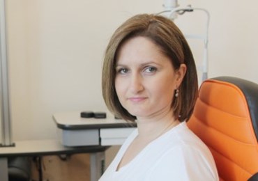 Dr Justyna Krowicka specjalizuje się w operacjach zaćmy, leczeniu siatkówki, operacjach powiek oraz w szerokim zakresie zabiegów estetycznych. Kieruje Kliniką Okulistyczną Gemini w Ostrawie w Czechach
