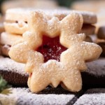 Kruche ciasteczka z marmoladą. Upiecz dla bliskich jako prezent pod choinkę