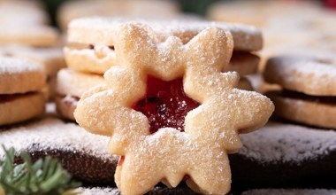 Kruche ciasteczka z marmoladą. Upiecz dla bliskich jako prezent pod choinkę