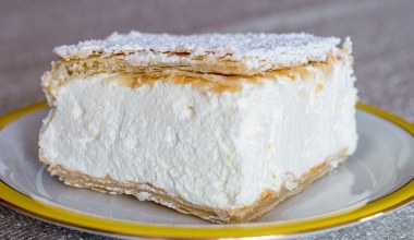 ​Kruche ciasto i mnóstwo kremu. Ten deser zrobisz w 15 minut i zachwycisz gości