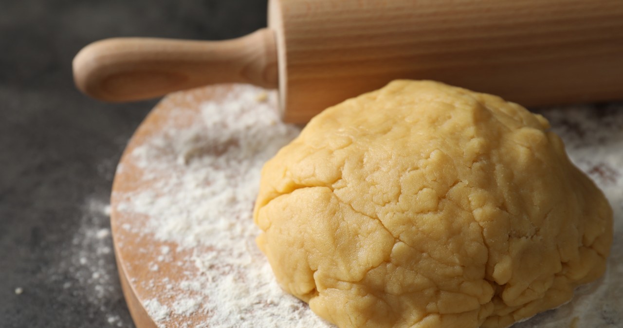 Kruche ciasto należy wyrobić tak, aby było gładkie, a następnie odstawić je do lodówki /liudmilachernetska /123RF/PICSEL