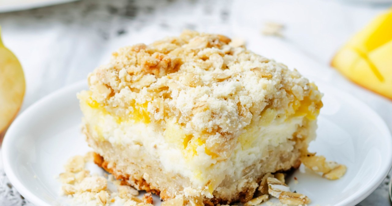 Kruche ciasto z dodatkiem jabłek i masy serowej /natavkusidey /123RF/PICSEL