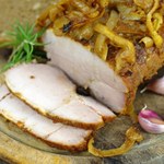 Kruchy i soczysty schab na niedzielny obiad. Nie zgadniesz, w czym jest pieczony