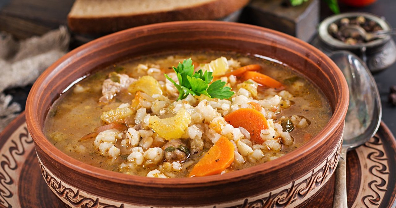 Krupnik jest jednym z najbardziej sycących zup /123RF/PICSEL