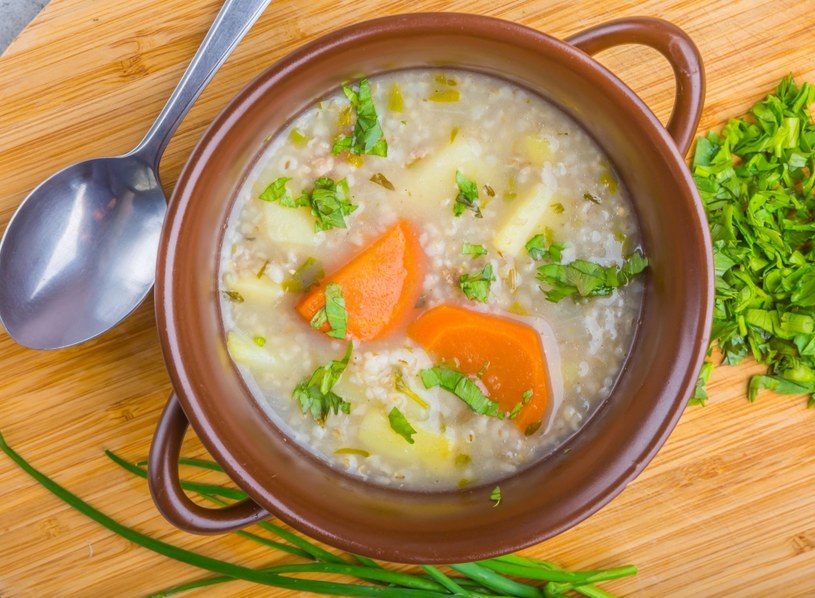 Krupnik jest świetną propozycją obiadową /123RF/PICSEL