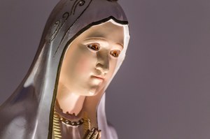 Krwawe łzy z obrazów i figur Matki Bożej. Cud czy oszustwo?