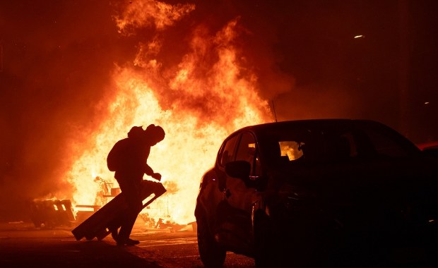 Krwawe starcia w Turynie. Podpalone radiowozy, skatowany policjant