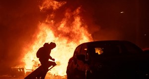 Krwawe starcia w Turynie. Podpalone radiowozy, skatowany policjant