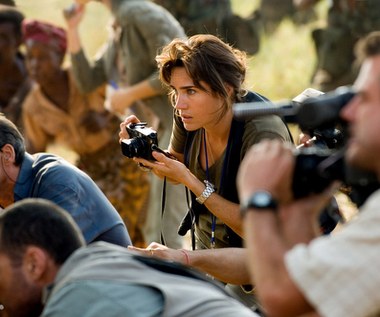 "Krwawy diament" to doskonały, zaangażowany politycznie, film w reżyserii Edwarda Zwicka. Opowiada o dwójce mężczyzn, którzy poszukują drogocennego różowego diamentu w ogarniętej wojną domową Sierra Leone. Jennifer Connelly wystąpiła tu w roli amerykańskiej dziennikarki, której losy krzyżują się z losami poszukiwaczy.