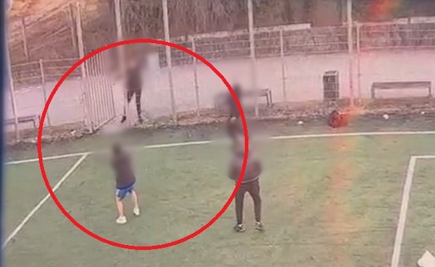 Krwawy finał kłótni na boisku. 19-latek wyciągnął broń