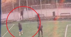 Krwawy finał kłótni na boisku. 19-latek wyciągnął broń