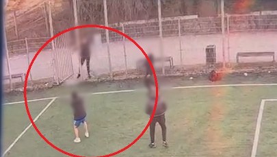 Krwawy finał kłótni na boisku. 19-latek wyciągnął broń