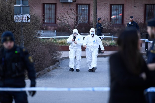 Kryminalni na miejscu zabójstwa mężczyzny polskiego pochodzenia w Sztokholmie /OSCAR OLSSON /PAP/EPA