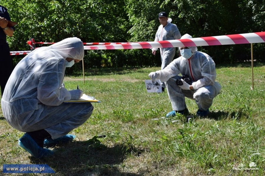 Zuchwały napad w Jankach: Policja znalazła samochód i broń bandytów