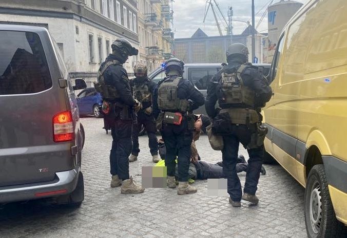 Kryminalni z Koszalina zatrzymali dwóch mężczyzn, którzy podszywali się pod policjantów. /KMP Koszalin /