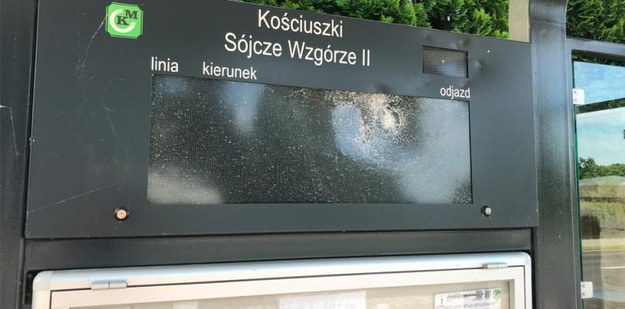 Kryminalni ze szczecineckiej jednostki ustalili a następnie zatrzymali mieszkańca Szczecinka, który zniszczył przystanek autobusowy na ulicy Trzesieckiej w Szczecinku /Policja