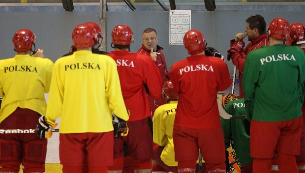 Krynica Zdrój, 21 sierpnia 2013. Trener Igor Zacharkin (w środku) i hokeiści podczas zgrupowania reprezentacji Polski w Krynicy Zdroju /Grzegorz Momot /PAP