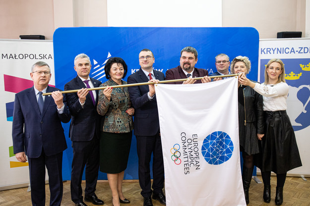 Krynica-Zdrój to kolejne z miast partnerskich, które otrzymało replikę flagi Igrzysk Europejskich Kraków-Małopolska 2023. /Materiały prasowe
