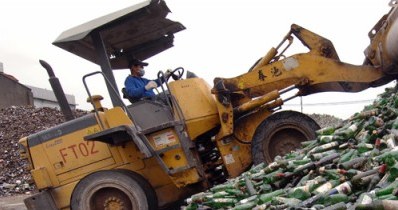 Krynicki Recykling zajmuje się pozyskiwaniem i uzdatnianiem stłuczki szkła opakowaniowego /AFP