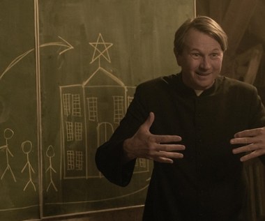 "Kryptonim Polska" to debiut reżyserski Piotra Kumika, współtwórcy "SNL Polska" i reżysera serialu "Mamy to!". Za produkcję odpowiada Orphan Studio, założone przez koproducentów megahitu "Kler".