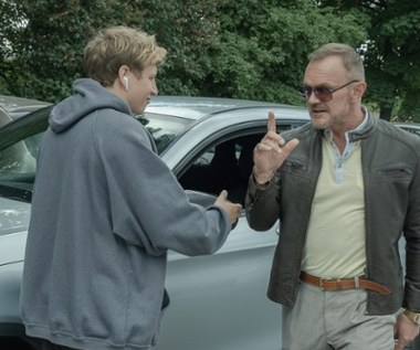 "Kryptonim Polska" to komediowa petarda o miłości narodowca do lewaczki, w której odbijają się absurdy i podziały trapiące nasz kraj. W rolach głównych Maciej Musiałowski i Borys Szyc jako białostoccy narodowcy oraz Antoni Królikowski i wschodząca gwiazda kina - Magdalena Maścianica w rolach lewicowych aktywistów. 