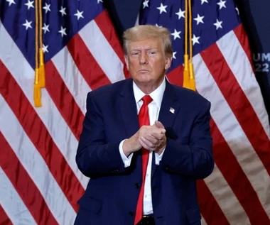 Kryptowaluty, hotel, klub dla elity. Jak Trump korzysta na interesach synów?