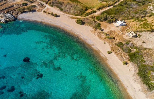 Krystalicznie czysta woda u wybrzeża greckiej wyspy Kimolos /Shutterstock