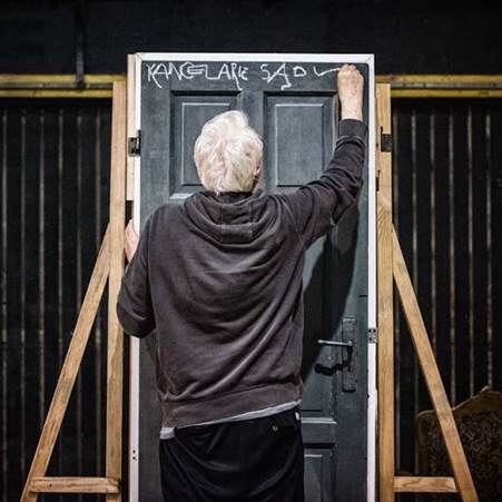 Krystian Lupa przyznaje, że twórczość Franza Kafki jest dla niego okrutniejsza i boleśniejsza niż jakiegokolwiek polskiego autora. /fot. Nowy Teatr w Warszawie /