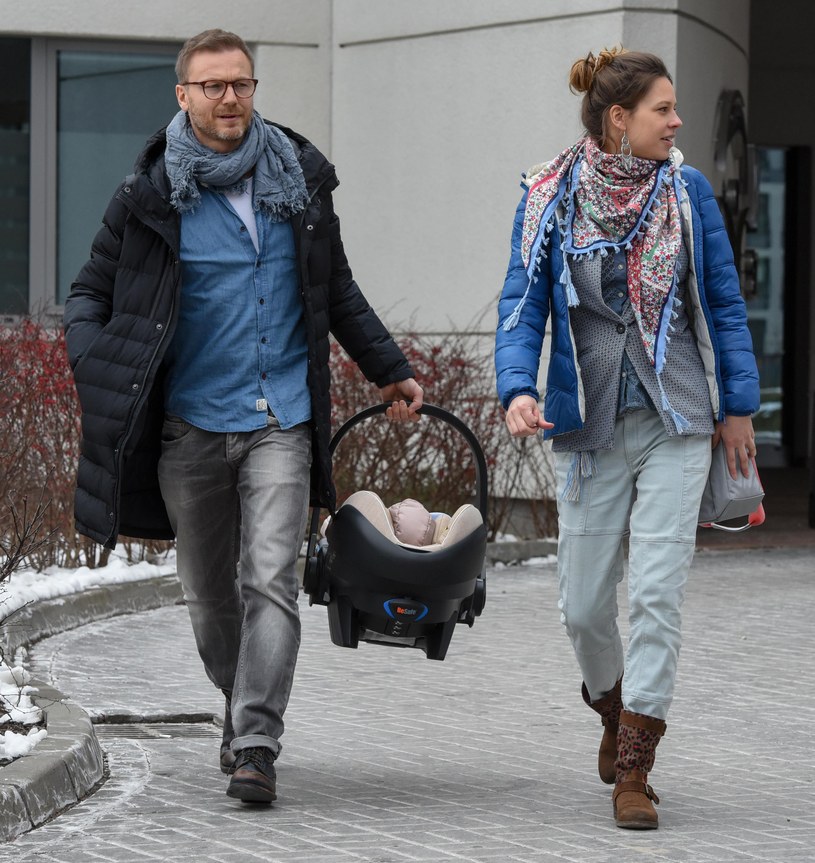 Krystian Wieczorek z córką i żoną Marią Szafirską /Newspix