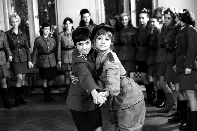 Krystyna Chimanienko (z lewej na pierwszym planie) w filmie "Rzeczpospolita babska" /Polfilm 1 /East News