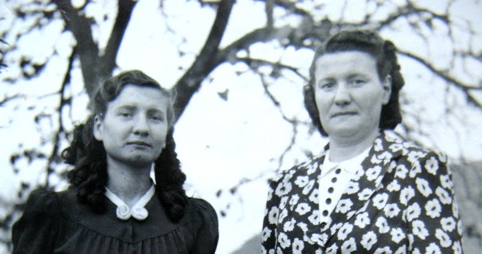 Krystyna Chyży-Ostrowska z mamą w Rodezji Północnej. Lusaka, 1946 r. /Centrum Dokumentacji Zsyłek, Wypędzeń i Przesiedleń Uniwersytetu Pedagogicznego /