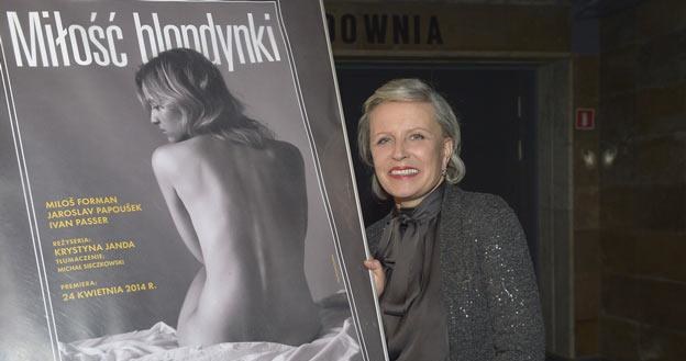 Krystyna Janda przy plakacie "Miłości blondynki". /AKPA