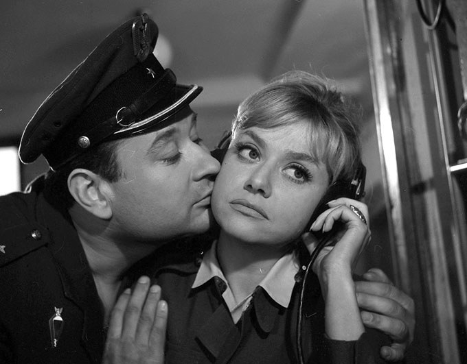 Krystyna Sienkiewicz i Mieczysław Czechowicz w filmie "Paryż - Warszawa bez wizy" (1967) /materiały prasowe