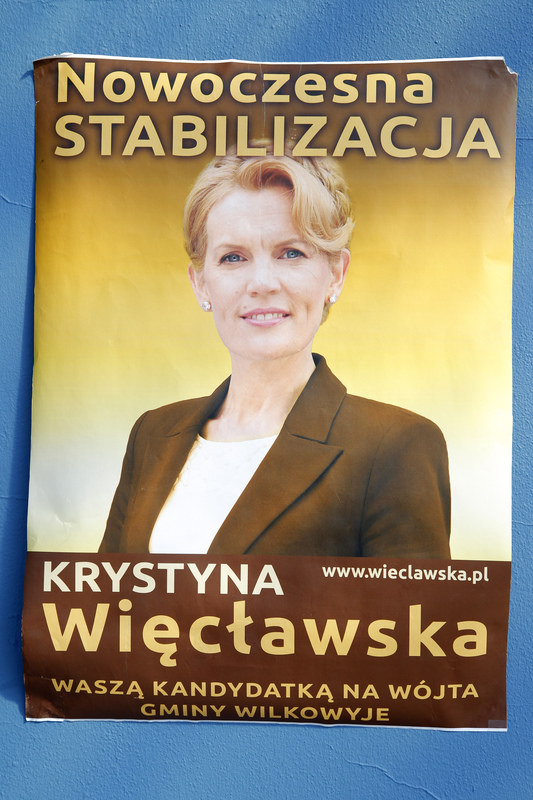 Krystyna Więcławska na plakatach wyborczych została wystylizowana na Julię Tymoszenko. /Podlewski /AKPA
