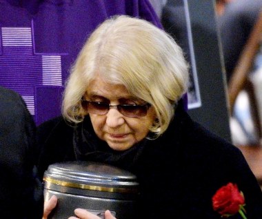Krystyna Zachwatowicz-Wajda trzyma urnę z prochami Andrzeja Wajdy w dominikańskiej bazylice Świętej Trójcy w Krakowie