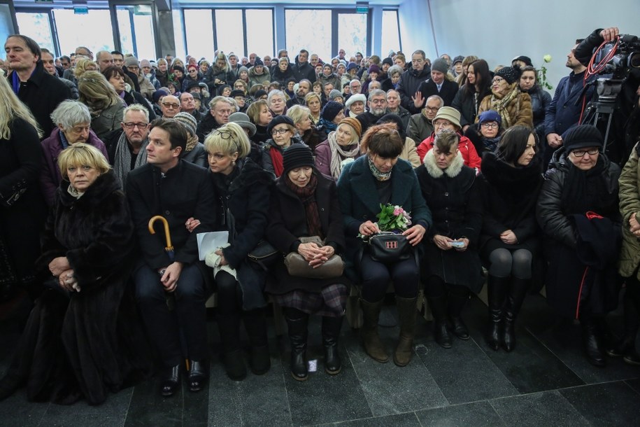 Krystynę Sienkiewicz żegnał na warszawskich Powązkach Wojskowych tłum ludzi /Rafał Guz /PAP