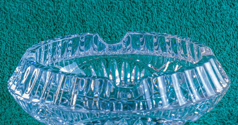Kryształowe popielniczki z PRL-u osiągają zaskakujące ceny na aukcjach. Kolekcjonerzy płaca za nie setki, a nawet tysiące złotych /Pixel
