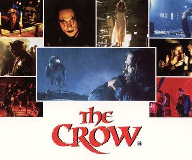 Krytycy chwalili "Kruka" porównując obraz Alexa Prayasa do filmów Tima Burtona oraz kultowego "Łowcy androidów" Ridleya Scotta. Guru amerykańskiej krytyki filmowej - Roger Ebert - docenił "imponującą wizualną stronę" obrazu Proyasa. Warto nadmienić, że za zdjęcia do "Kruka" odpowiadał polski operator Dariusz Wolski (późniejszy współpracownik m.in. Tima Burtona i Ridelya Scotta).