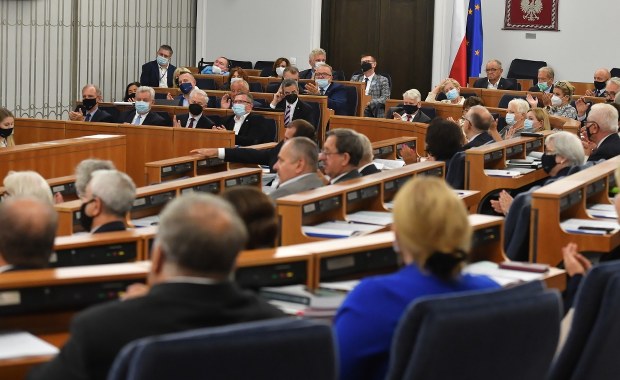 "Krytycznie oceniamy głosy rządu". Oświadczenie 52 senatorów ws. UE 