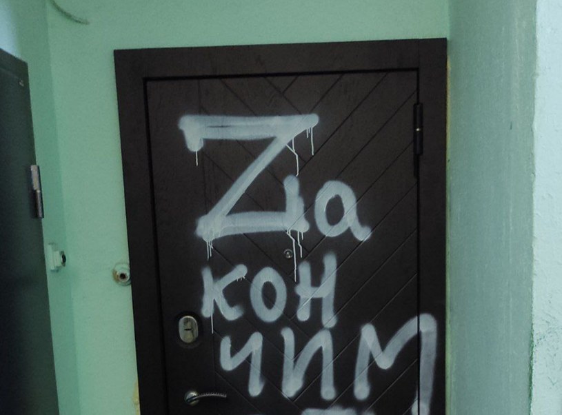Krytykujesz Putina? Na drzwiach namalują ci wielką literę "Z"! /Twitter